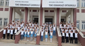 Bizleri dünyaya getirip yetiştiren annelerimizin bu özel gününde onları anmak, güzel sözlerle ve çeşitli hediyelerle onları mutlu etmek için bu eşsiz fırsatı yakalayan öğrencilerimize teşekkür ediyoruz.