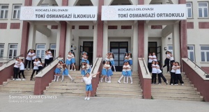 Bizleri dünyaya getirip yetiştiren annelerimizin bu özel gününde onları anmak, güzel sözlerle ve çeşitli hediyelerle onları mutlu etmek için bu eşsiz fırsatı yakalayan öğrencilerimize teşekkür ediyoruz.