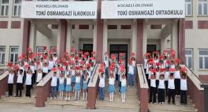 Bizleri dünyaya getirip yetiştiren annelerimizin bu özel gününde onları anmak, güzel sözlerle ve çeşitli hediyelerle onları mutlu etmek için bu eşsiz fırsatı yakalayan öğrencilerimize teşekkür ediyoruz.